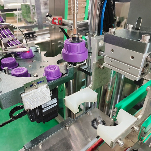 Machine à sceller les bouteilles en plastique à grande vitesse Machine à capotage linéaire pour les capots à vis ronds