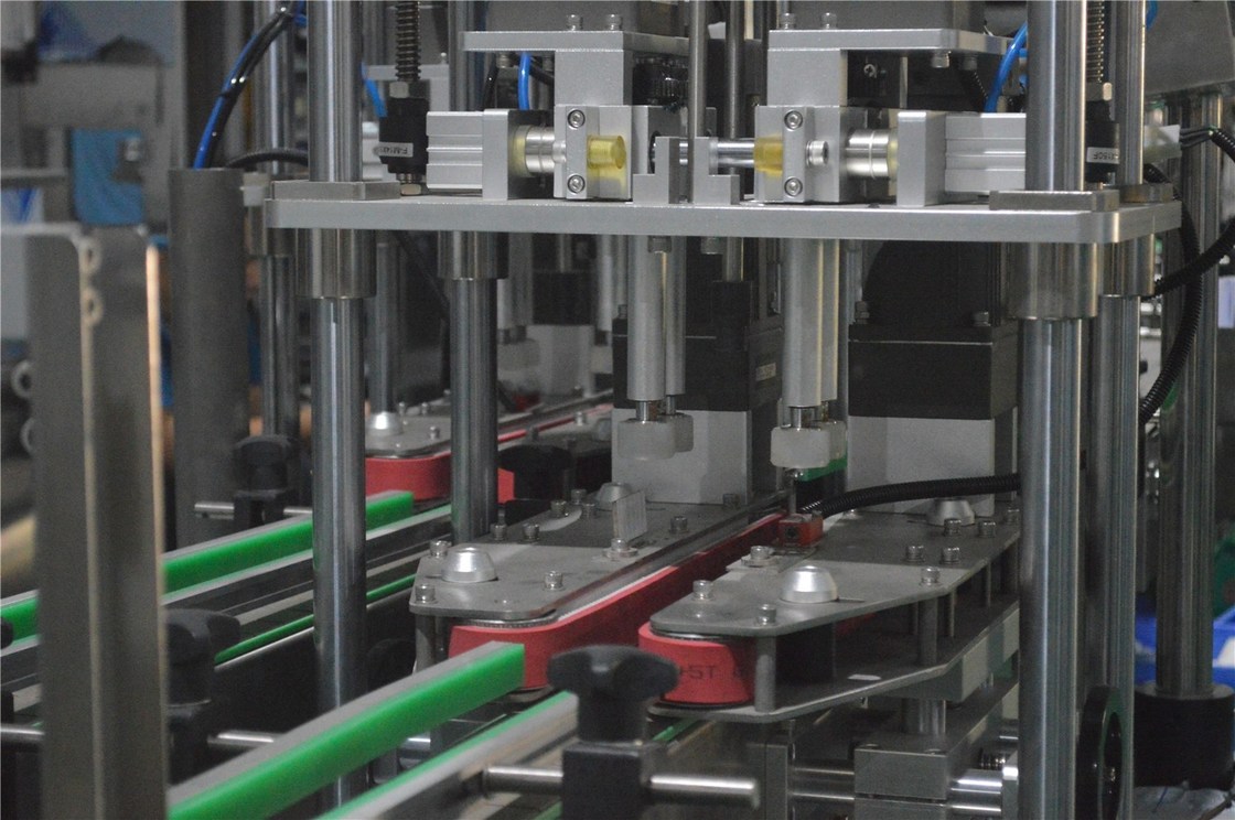 Type d'emballage Bouteilles Machine à bouchon rotatif entièrement automatique pour tous les boucles filetées