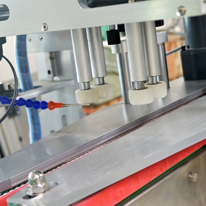 Type d'emballage Bouteilles Machine à bouchon rotatif entièrement automatique pour tous les boucles filetées