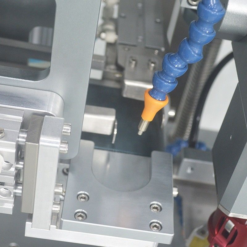 Machine de servo-couvercle à tête unique entièrement automatique pour bouteilles chimiques quotidiennes en métal