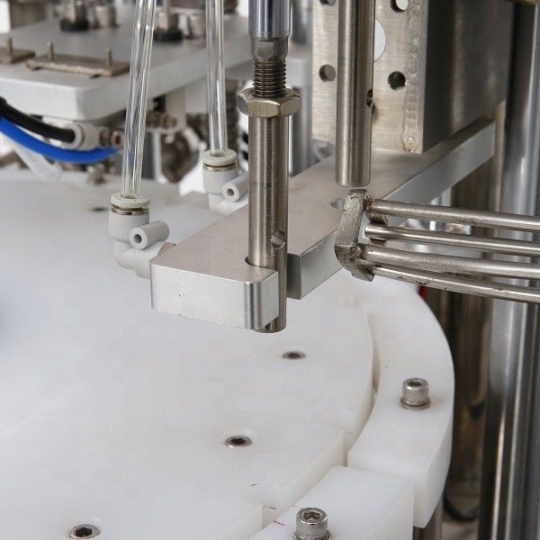 Machine à remplir et à recouvrir le gel de seringue multifonctionnelle avec composants moteurs