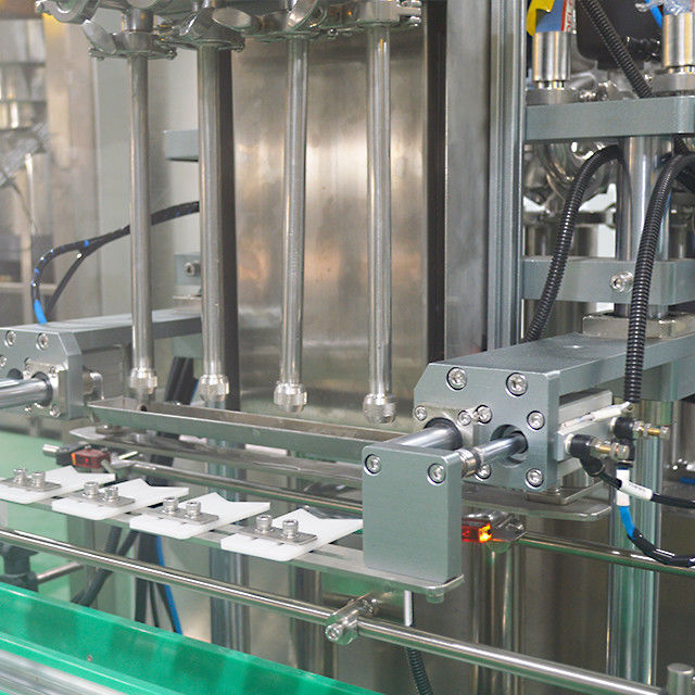 Ligne de production 2023 1000 bouteilles par heure avec 4 buses de remplissage de bouteilles et pompe à piston