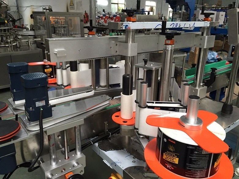 Machine d'étiquetage des bouteilles alimentaires avec imprimante de code de date et avantage de fermeture automatique à vis