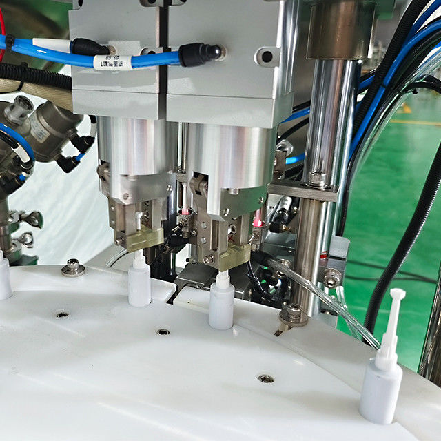 Petite dose 10 ml Pneumatique 2 têtes machine de remplissage et de fermeture à vis pour gel d'huile liquide
