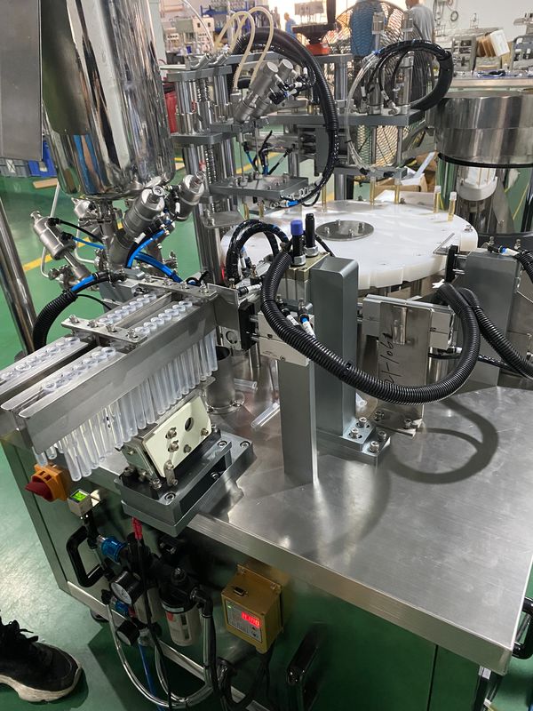 Machine intégrée de remplissage de glandes à chuck entièrement automatisée pour remplissage de gel 1-10 ml