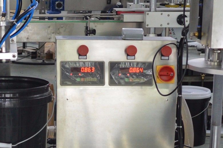 Une machine de remplissage semi-automatique de poids de 150 kg avec moteur de composants de base