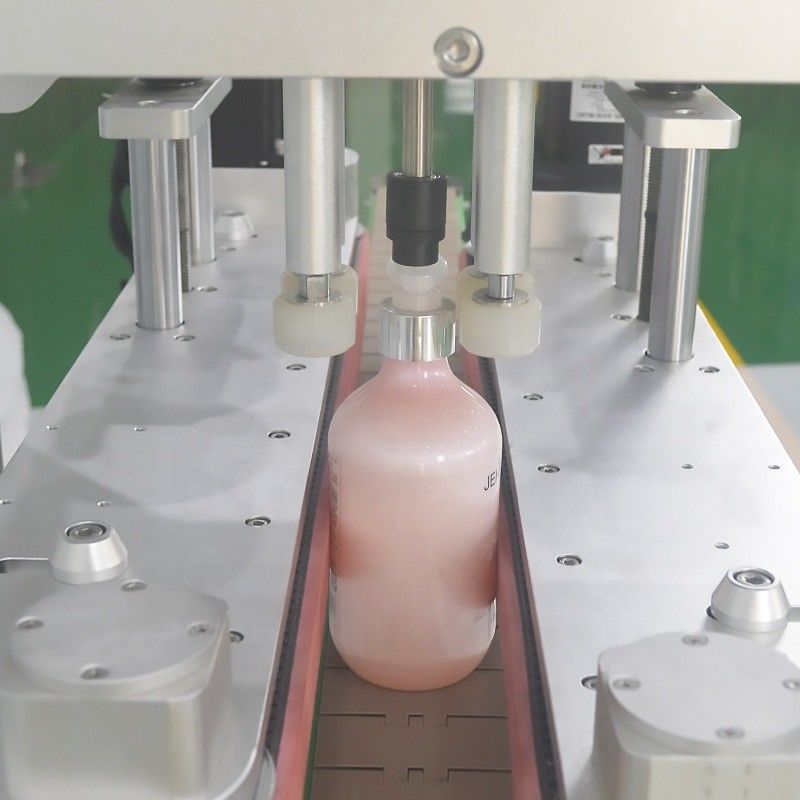 précision Machine automatique de fermeture à vis rotative pour les magasins de boissons alimentaires en forte demande