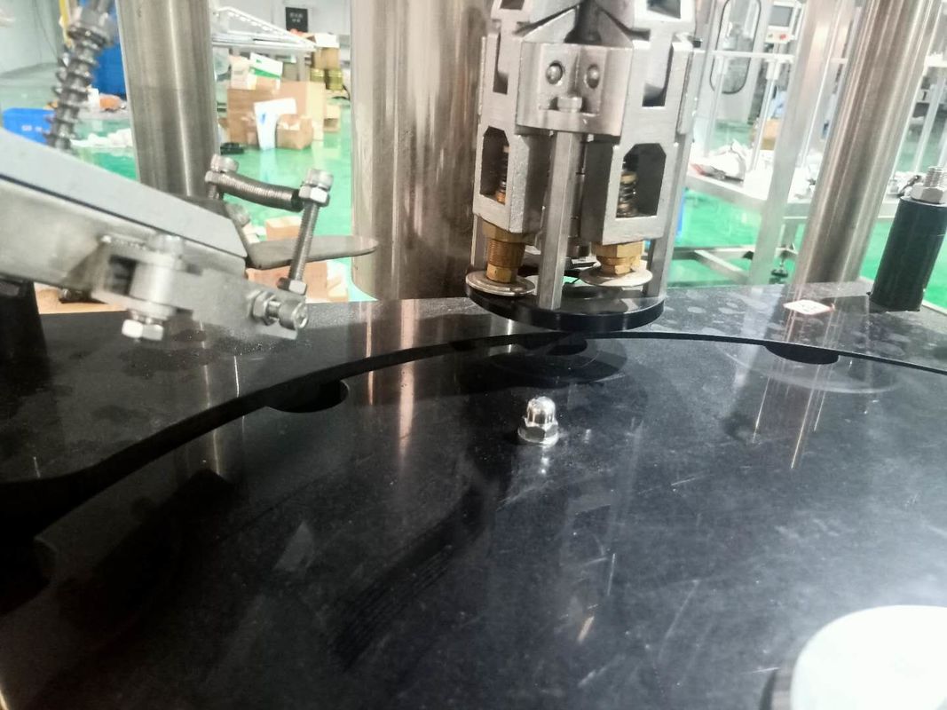 Machine de fermeture entièrement automatique pour le diamètre des bouteilles 35-100 mm et 100-130 mm