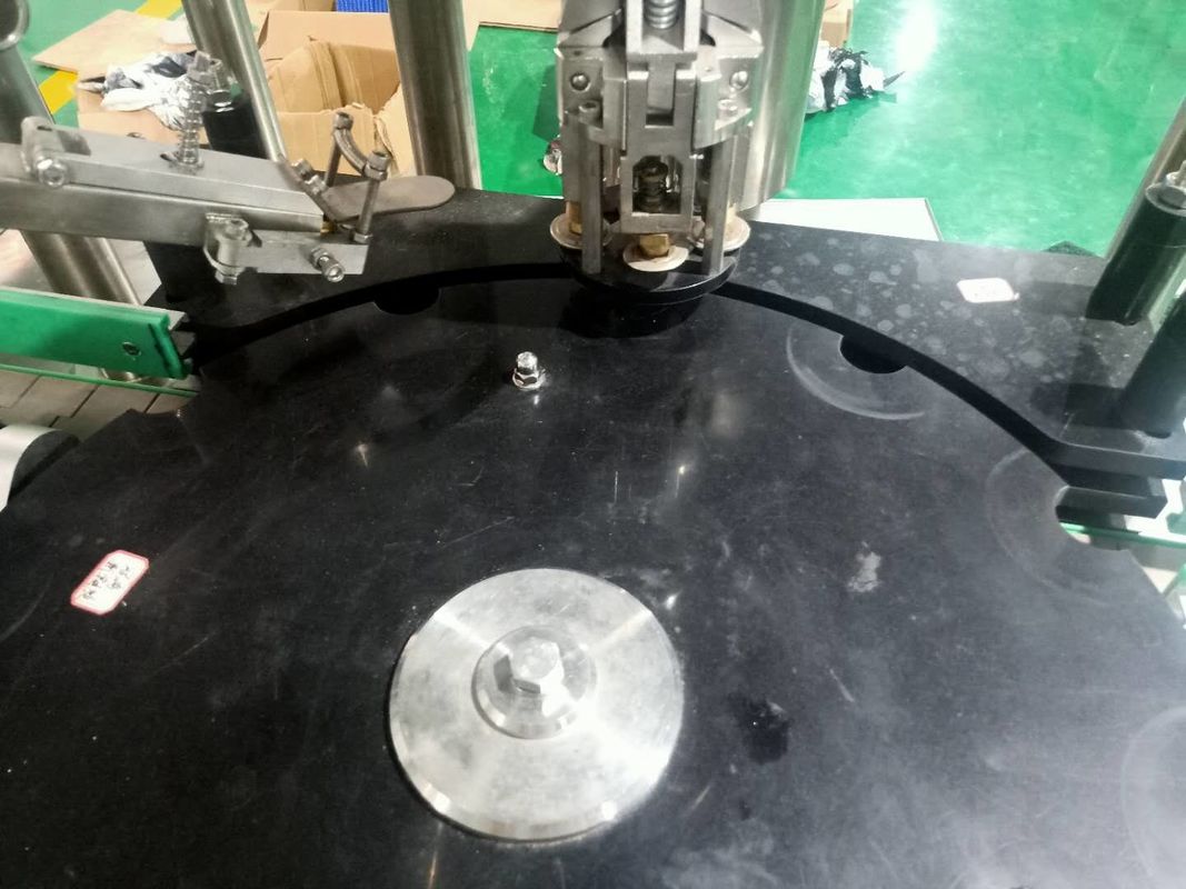 Machine de fermeture entièrement automatique pour le diamètre des bouteilles 35-100 mm et 100-130 mm