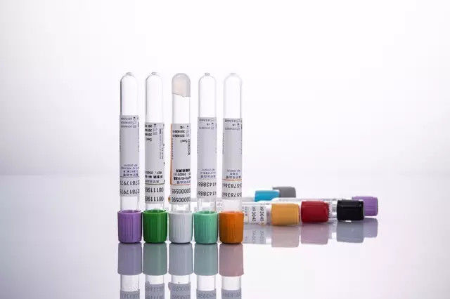 Machine électrique à haute vitesse pour l'étanchéité des tubes de remplissage de flacons de petit volume pour les emballages métalliques