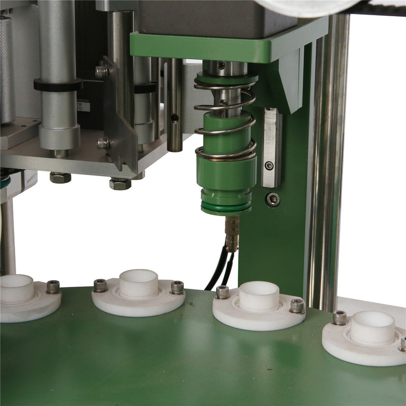 Machine de remplissage automatique multi-fonctionnelle de type chuck pour petites bouteilles