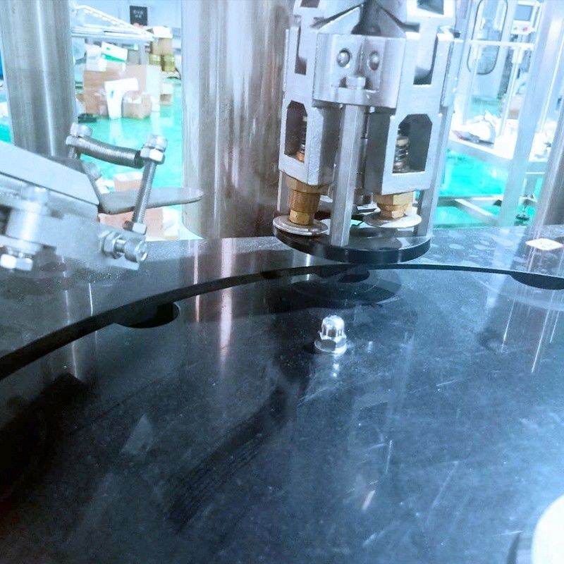 Type d'emballage des bouteilles Machine automatique de fermeture des bouteilles à couronne pour usine de fabrication
