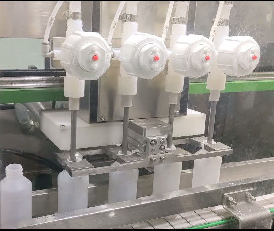 Machine de remplissage de bouteilles liquides à haute vitesse à 4 têtes pour les bouteilles en plastique