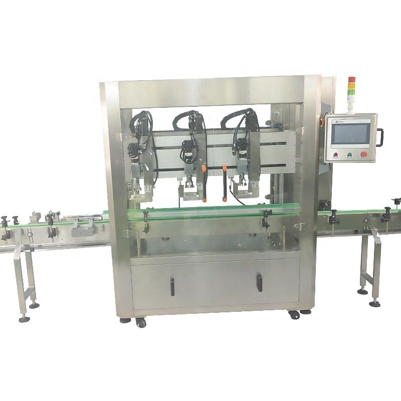 Machine automatique de fermeture à trois têtes de haute performance pour bouteilles en plastique de capacité 4000 BPH