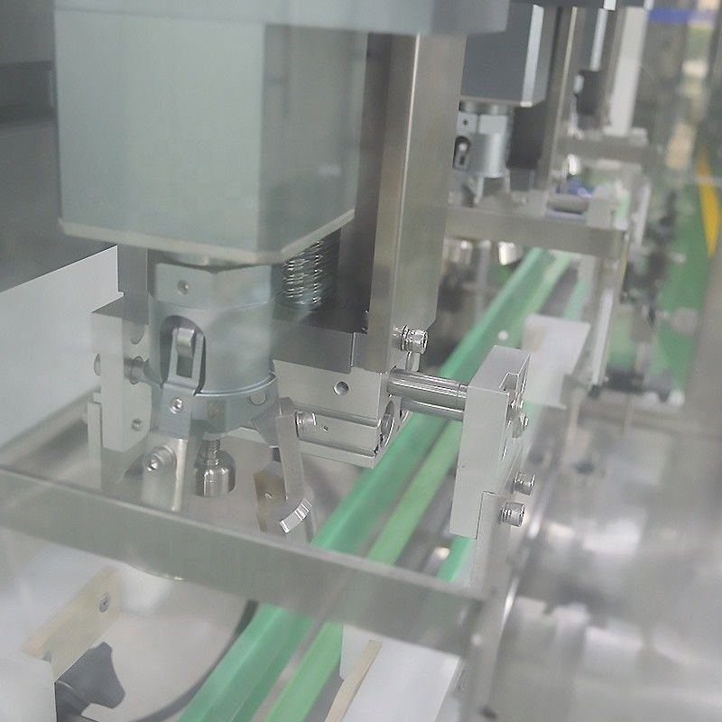Machine automatique de fermeture à trois têtes de haute performance pour bouteilles en plastique de capacité 4000 BPH