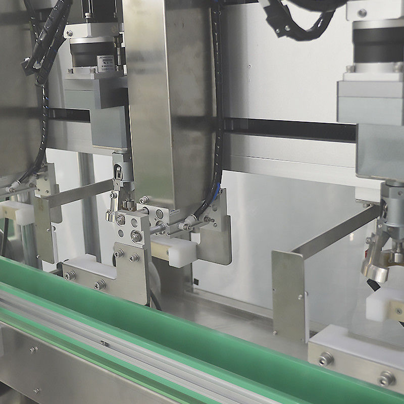 Machine automatique de fermeture à trois têtes de haute performance pour bouteilles en plastique de capacité 4000 BPH