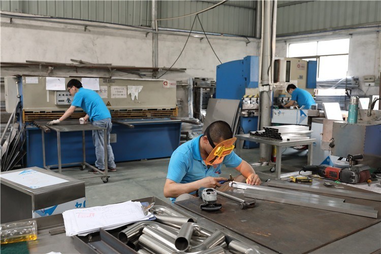 Machine automatique de fermeture à vis de type prise pour bouchon de bouteille en plastique