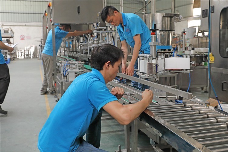 Machine automatique de fermeture à vis de type prise pour bouchon de bouteille en plastique