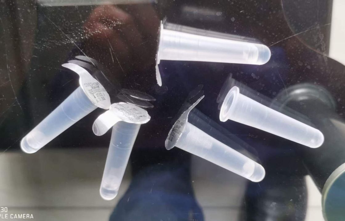 Machine de remplissage et d'étanchéité électrique automatique de réactif de détection de test chimique avec une capacité de 13000 BPH