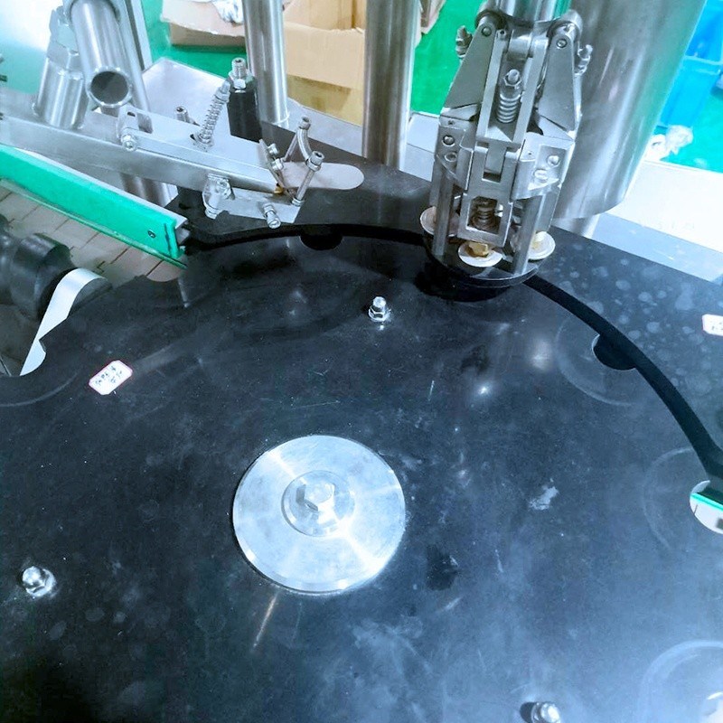 Machine de couvercle pour bouteilles en verre liquide/vin/liqueur avec composants moteurs