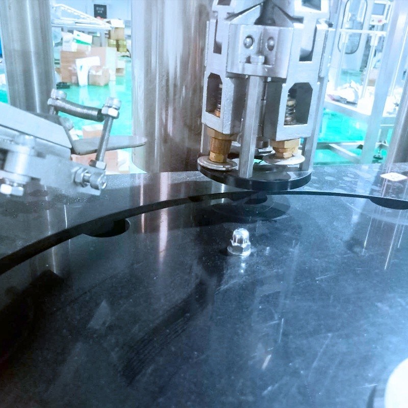 Machine de couvercle pour bouteilles en verre liquide/vin/liqueur avec composants moteurs