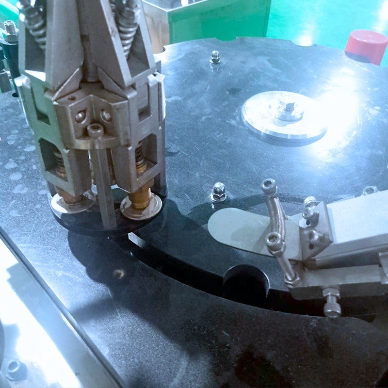 Machine de couvercle pour bouteilles en verre liquide/vin/liqueur avec composants moteurs